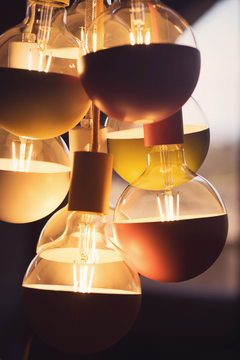Lampadine Filotto accese a sospensione, con decorazioni colorate e luce calda